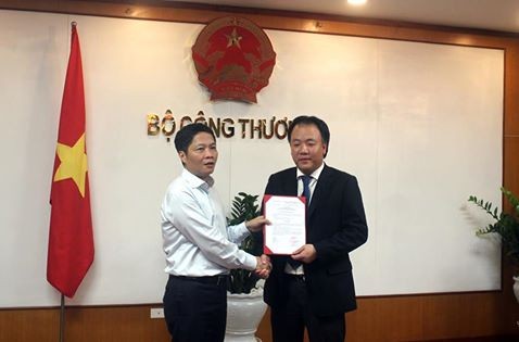 Bộ trưởng Công Thương Trần Tuấn Anh (trái) trao quyết định cho ông Trần Hữu Linh