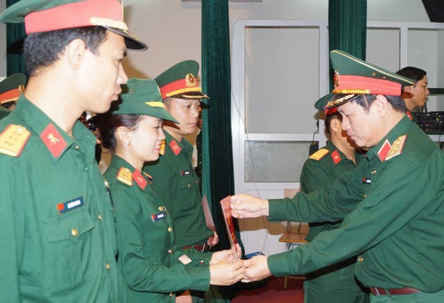Lãnh đạo Ban Thanh niên Quân đội, Trường Sĩ quan Chính trị trao Giấy chứng nhận cho học viên lớp bồi dưỡng