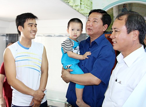 Bí thư Thành ủy TP HCM Đinh La Thăng thăm nhà ở nhà hội của một gia đình công nhân tại Bình Dương. Ảnh: Nguyệt Triều