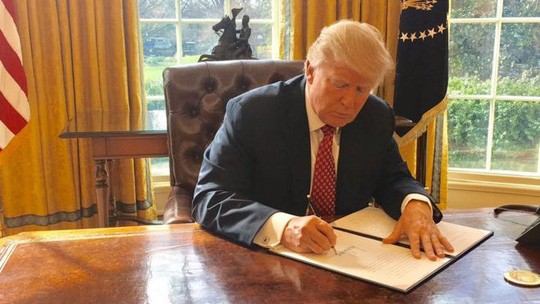 Hình ảnh ông Trump ký sắc lệnh nhập cư mới được Nhà Trắng công bố. Ảnh: Twitter