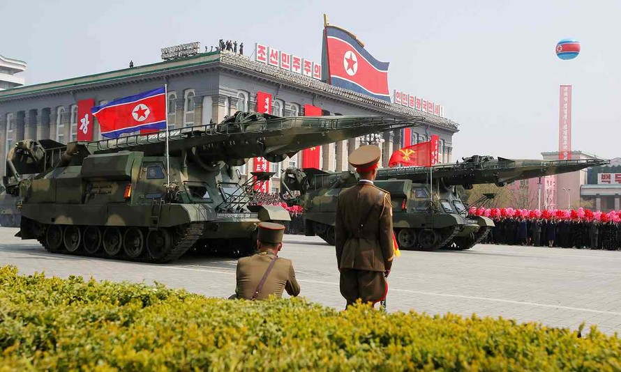 Tên lửa được Triều Tiên phô diễn trong buổi diễu binh hôm qua (15/4) nhân dịp sinh nhật cố Chủ tịch Kim Nhật Thành. Ảnh: Reuters