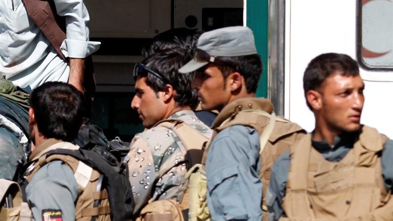 Cảnh sát Afghanistan được coi là mục tiêu tấn công thường xuyên của nhóm khủng bố Taliban. Ảnh: Reuters