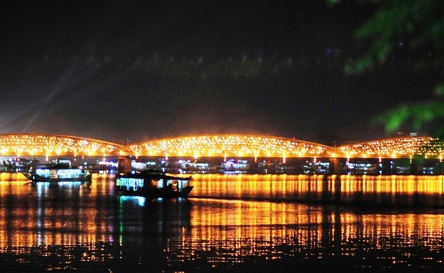 Cầu Trường Tiền bắc ngang sông Hương từng tạo ấn tượng khi cấm xe phục vụ người đi bộ, tổ chức các sự kiện văn hóa dịp lễ hội Festival Huế. Ảnh Ngọc Văn và tư liệu