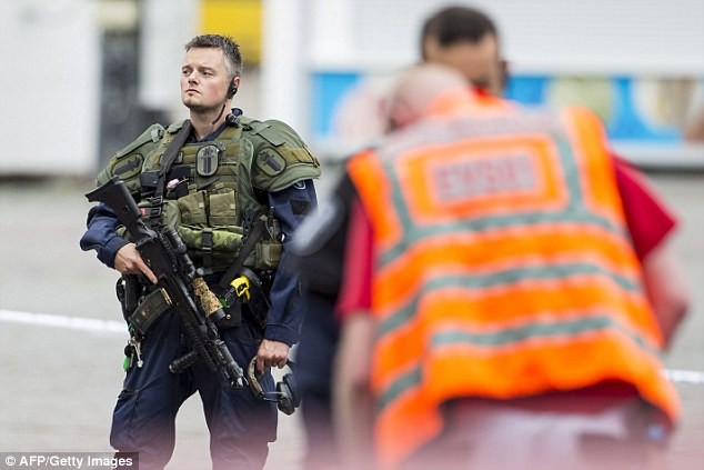 Cảnh sát vũ trang có mặt tại hiện trường vụ đâm dao ở Turku (Phần Lan). Ảnh: AFP