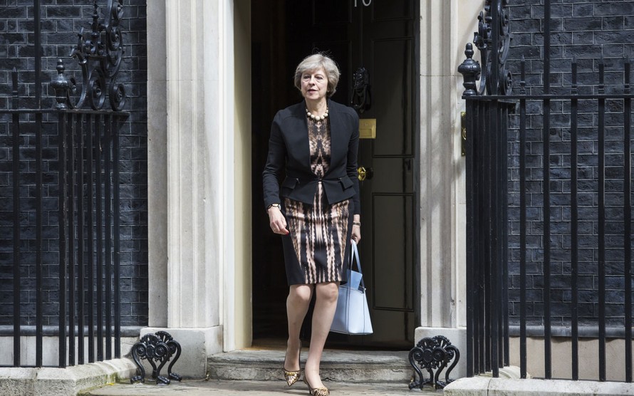 Thủ tướng Anh Theresa May đứng trước ngôi nhà số 10 phố Downing. Ảnh: Getty