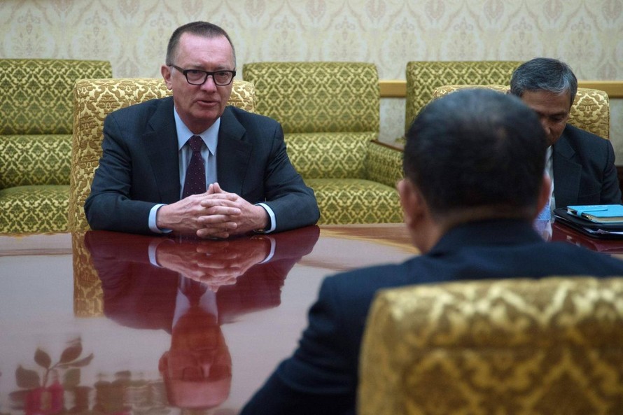 Đại sứ Jeffrey Feltman đối thoại cùng quan chức Triều Tiên. Ảnh: AFP