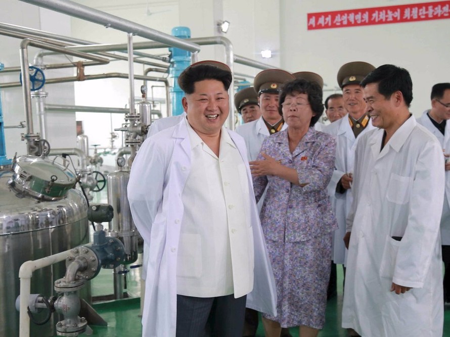 Chủ tịch Kim Jong-un tham quan Viện nghiên cứu sinh học ở Bình Nhưỡng vào tháng 6/2015. Ảnh: KCNA