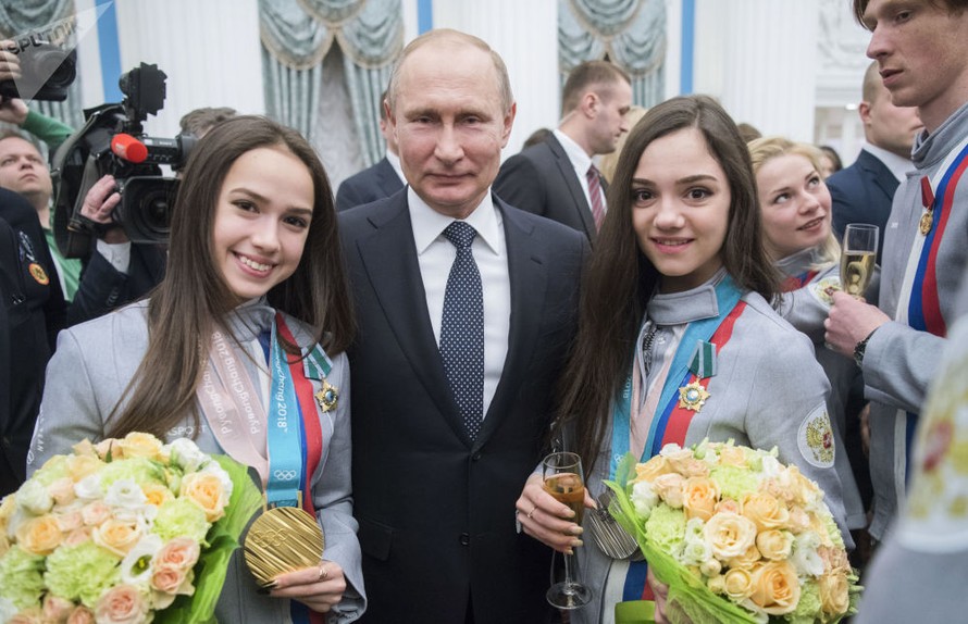 Tổng thống Nga Putin chụp ảnh cùng 2 nữ VĐV trở về từ thế vận hội Olympic mùa đông Pyeongchang sau nghi lễ trao tặng giải thưởng Nhà nước ở Điện Kremlin. Ảnh: Sputnik
