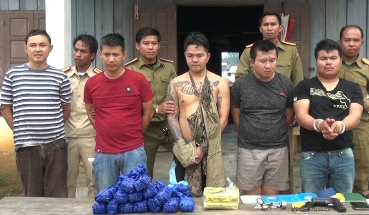 5 đối tượng vận chuyển ma túy Seng La Mit Năm Tha Vông, Tôm Păn Nha Thit, Bun My Sút Tha la Si, Sut thi Đết, Si SaVẵn Inthi Thệt và tang vật vụ án. Ảnh: BP