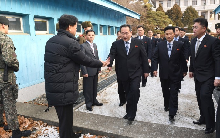 Phái đoàn Triều Tiên bước qua biên giới đến Hàn Quốc đàm phán hồi tháng 1/2018. Ảnh: EPA