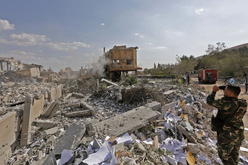 Một cơ sở gần thủ đô Damascus (Syria) bị phá huỷ sau vụ tấn công ngày 14/4. Ảnh: AFP