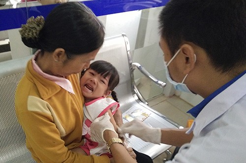 Trung tâm y tế dự phòng tỉnh Đắk Lắk tiêm phòng cho nạn nhân bị chó dại cắn.