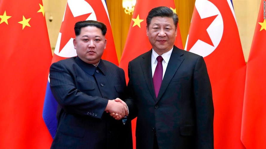 Chủ tịch Triều Tiên Kim Jong-un (trái) và Chủ tịch Trung Quốc Tập Cận Bình (phải). Ảnh: Reuters