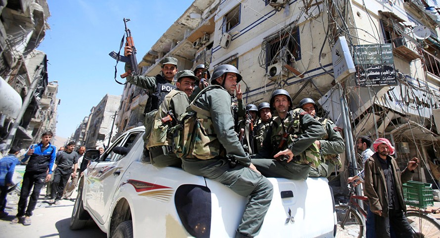 Binh sĩ Syria tại Douma - nơi bị nghi xảy ra vụ tấn công bằng vũ khí hoá học nhằm vào dân thường. Ảnh: Reuters