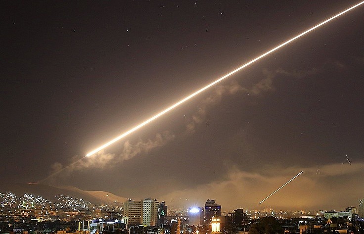 Bầu trời Damascus rực sáng trong cuộc không kích của liên quân Mỹ - Anh - Pháp sáng sớm 14/4. Ảnh: AP