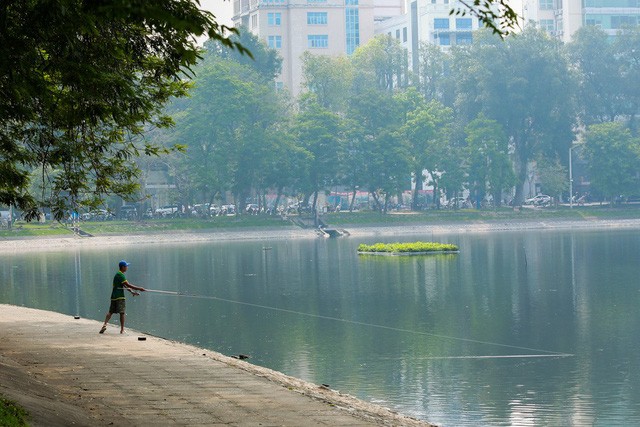 Hồ Thiền Quang thường xuyên có hàng chục người tới đây câu cá mỗi ngày. Hoạt động câu cá ở hồ đã tồn tại trong thời gian rất lâu dù đây là việc bị cấm.