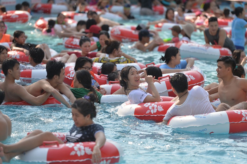 Buổi chiều ngày giỗ tổ 25/4, Sài Gòn nóng gần 40 độ C. Rất đông du khách đổ về công viên nước Đầm Sen tham quan du lịch và giải nhiệt. 