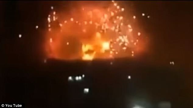 Hình ảnh ghi lại các vụ nổ lớn ở Hama và Aleppo. Ảnh: Youtube