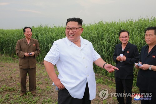 Ông Kim Jong-un thăm trang trại trồng sậy ở Sindo. Ảnh: Yonhap