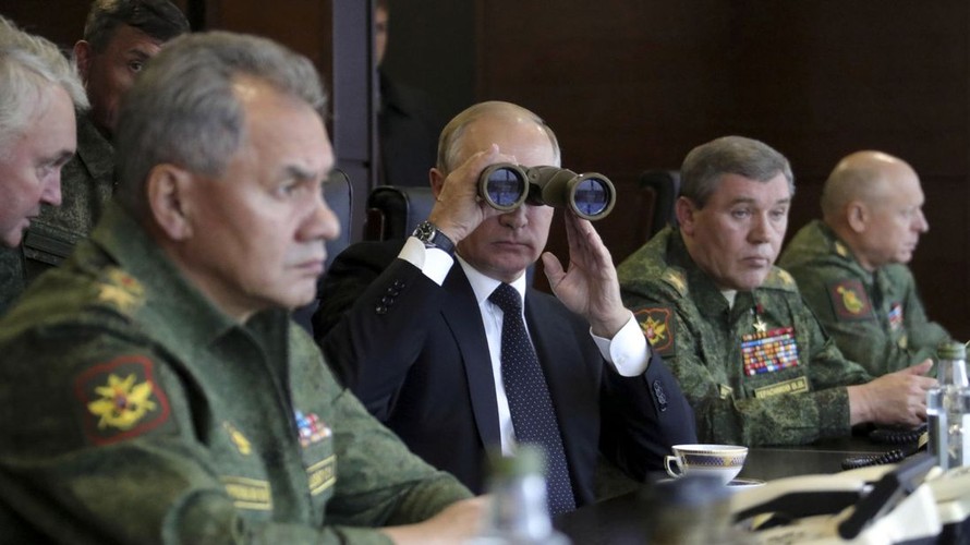 Tổng thống Nga Vladimir Putin theo dõi cuộc tập trận Zapad-2017. Ảnh: Sky News