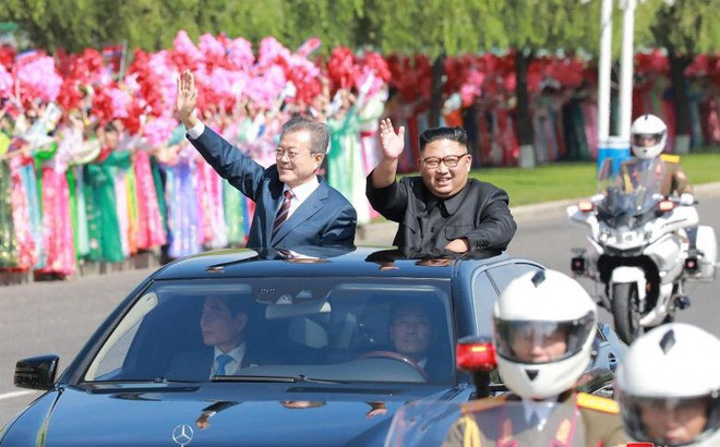 ổng thống Hàn Quốc Moon Jea In (trái) cùng lãnh đạo Triều Tiên Kim Jong Un trên cùng một chiếc xe vẫy chào người dân ở thủ đô Bình Nhưỡng. Ảnh: Reuters