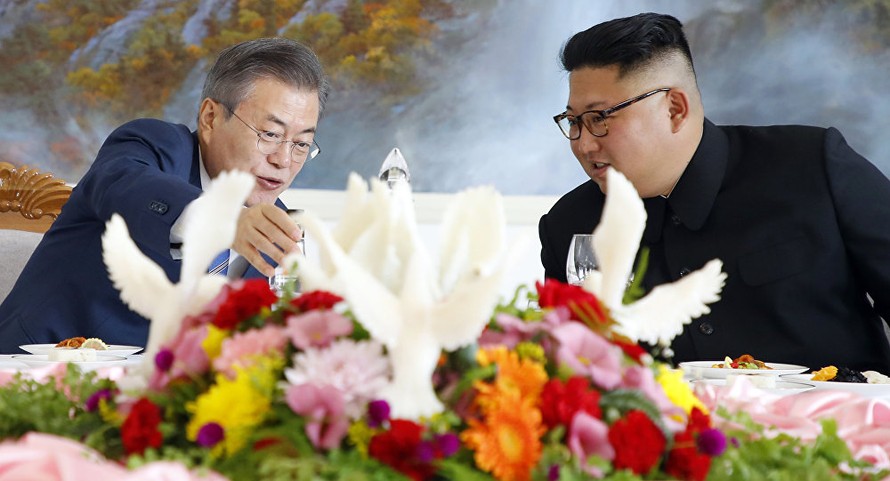 Tổng thống Hàn Quốc Moon Jae-in và Chủ tịch Triều Tiên Kim Jong-un. Ảnh: AP
