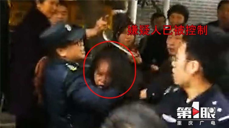Nghi phạm Liu được cảnh sát giải đi. Ảnh: Twitter