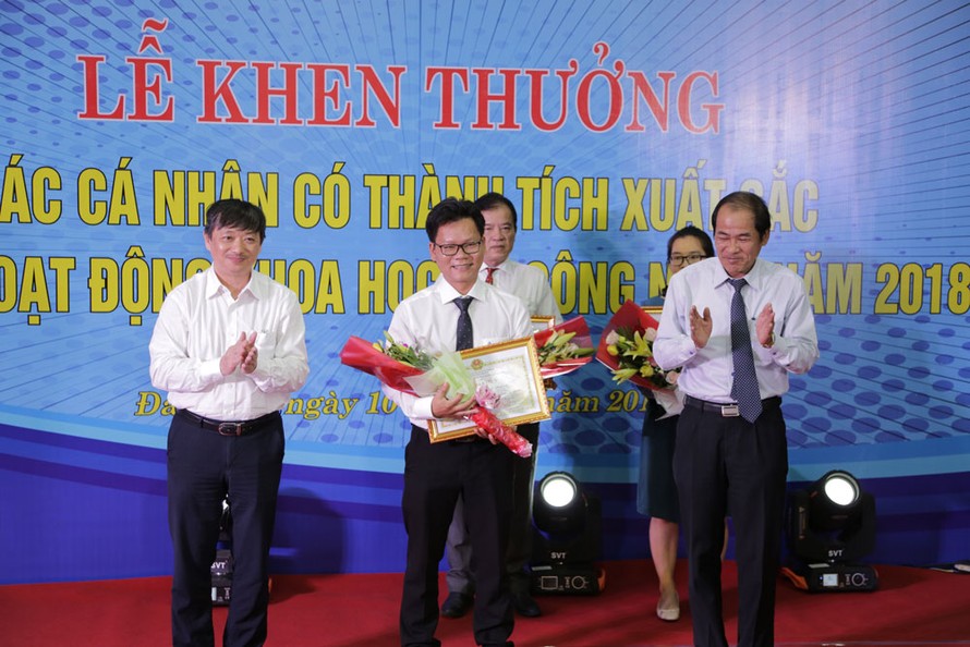 ThS. Lê Văn Chung, đại diện nhóm Ứng dụng 3D trong Y học nhận Bằng khen của UBND Đà Nẵng.