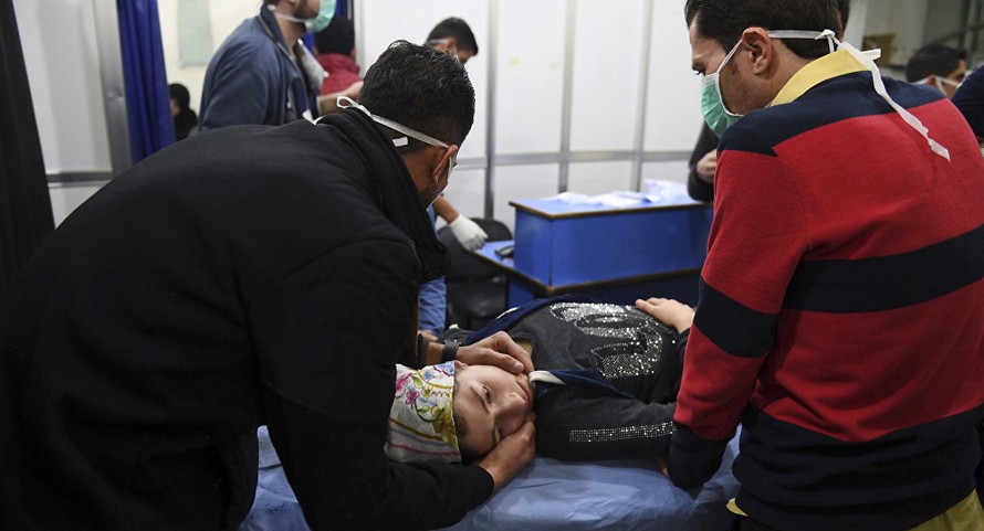 Một nạn nhân nữ được điều trị sau vụ tấn công bằng khí clo ở Aleppo (Syria) tối 24/11. Ảnh: AP