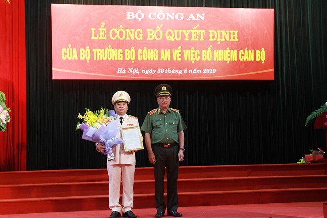 Thứ trưởng Nguyễn Văn Thành trao quyết định và chúc mừng tân Cục trưởng Nguyễn Đình Thuận.