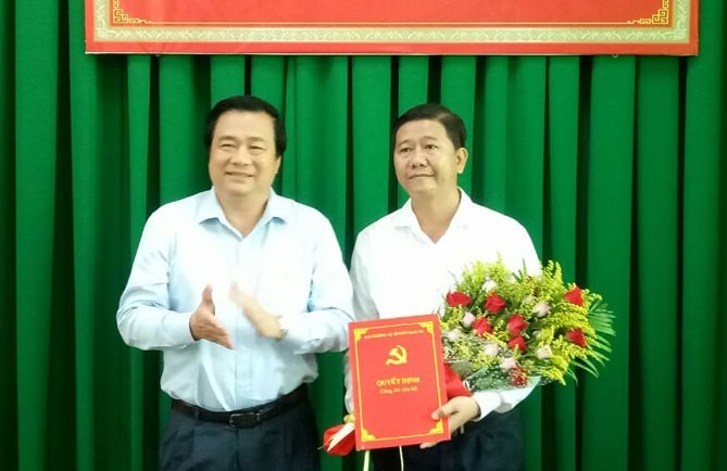 Bí thư Tỉnh ủy Long An Phạm Văn Rạnh trao quyết định và chúc mừng đồng chí Võ Thành Trí.
