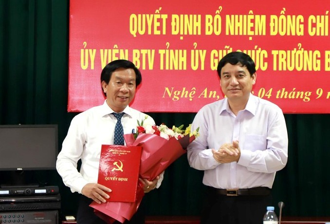 Bí thư Tỉnh ủy Nghệ An Nguyễn Đắc Vinh trao quyết định và chúc mừng đồng chí Lê Đức Cường.