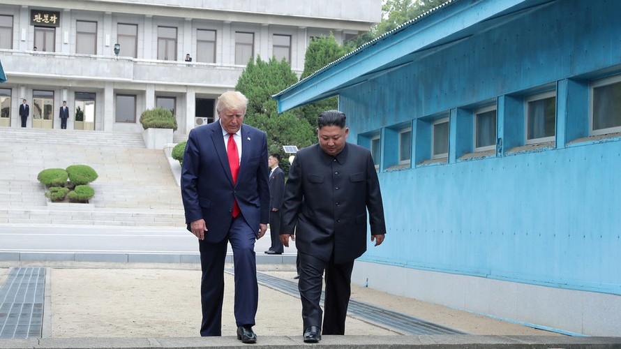 Chủ tịch Kim và Tổng thống Trump gặp nhau tại DMZ hồi cuối tháng 6. Ảnh: Reuters