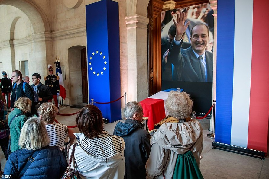 Người dân Pháp đứng trước quan tài cựu Tổng thống Chirac. Ảnh: EPA