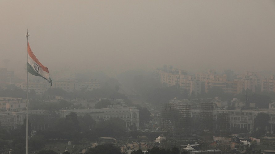 Không khí mờ đục vì ô nhiễm ở New Delhi. Ảnh: Reuters