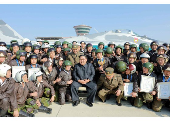 Chủ tịch Kim Jong-un chụp ảnh cùng các quân nhân của lực lượng phòng không - không quân tại hội thao. Ảnh: KCNA