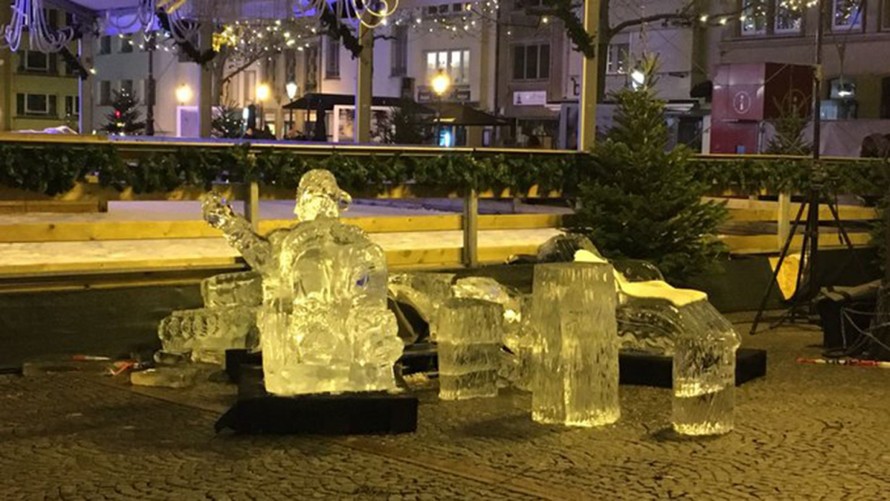 Bức tượng băng vỡ tan thành nhiều mảnh. Ảnh: Twitter