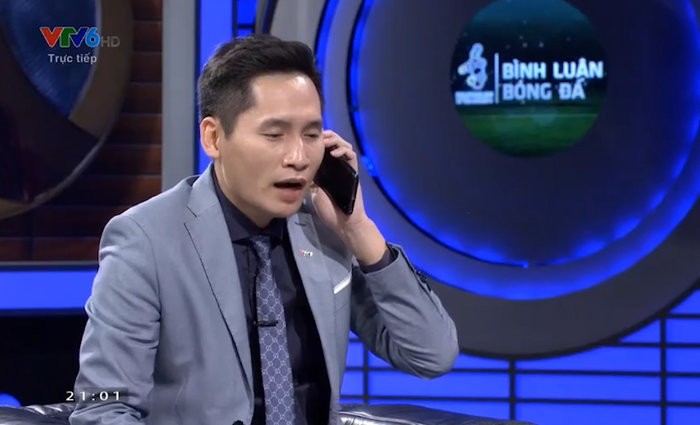 BLV Quốc Khánh gây tranh cãi khi vờ gọi điện cho Văn Lâm.