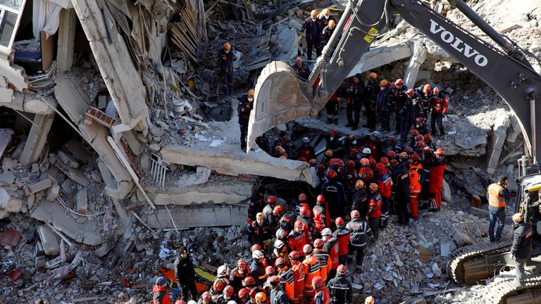 Một tòa nhà đổ sập sau động đất ở Thổ Nhĩ Kỳ. Ảnh: Reuters