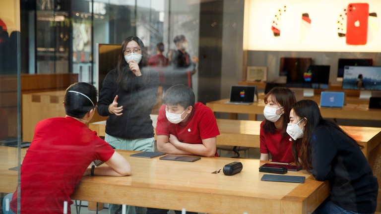 Người dân đeo khẩu trang tại một trung tâm mua sắm ở Bắc Kinh. Ảnh: Reuters
