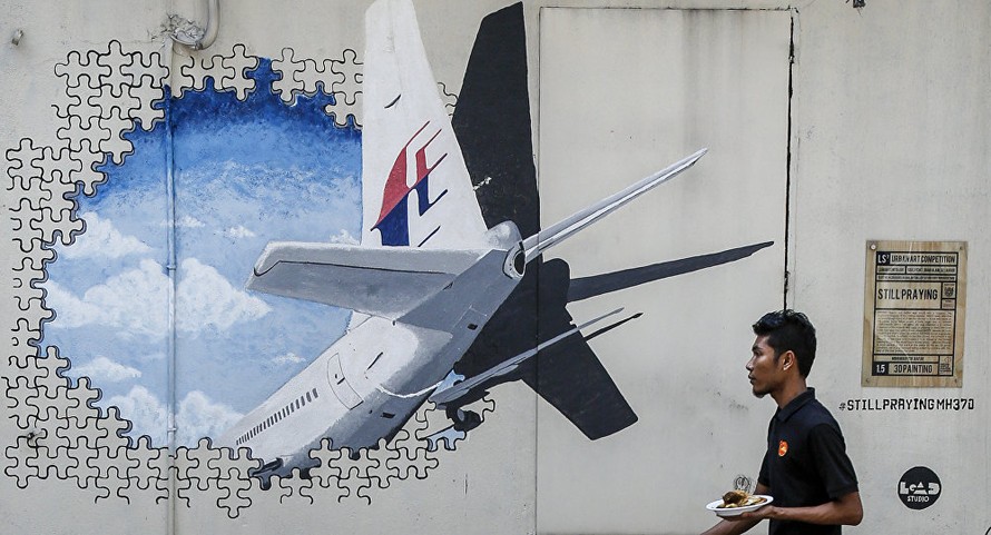 Bức họa về MH370 trên đường phố Kuala Lumpur. Ảnh: AP