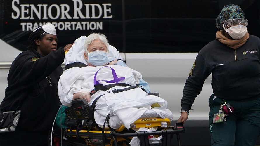 Một bệnh nhân COVID-19 ở New York (Mỹ). Ảnh: Reuters