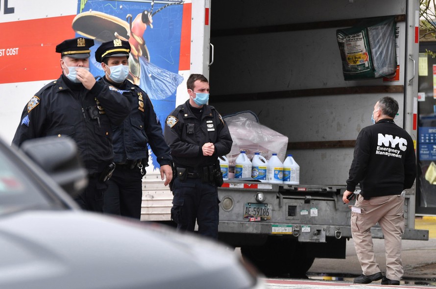 Hiện trường vụ phát hiện xe tải chứa thi thể ở Brooklyn. Ảnh: NY Post