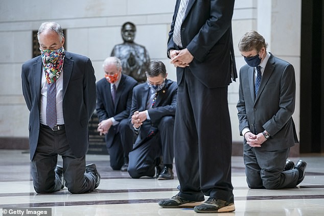 Các nghị sĩ đảng Dân chủ quỳ gối trong toà nhà Quốc hội. Ảnh: Getty