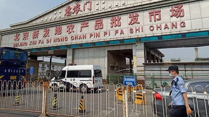 Cổng vào chợ Xinfadi. Ảnh: Reuters