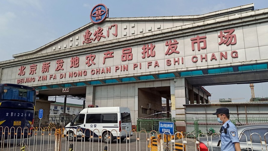 Chợ Xinfadi. Ảnh: Sky News