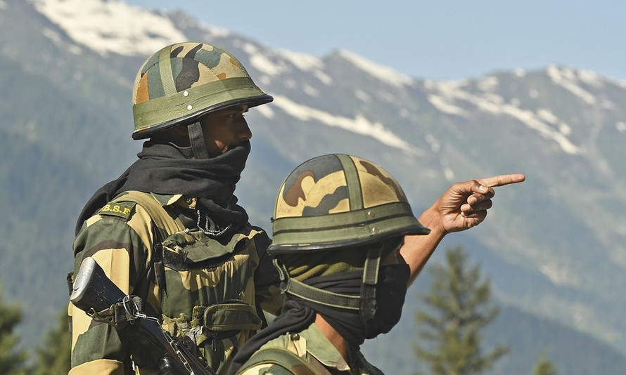 Binh sĩ Ấn Độ canh gác ở biên giới. Ảnh: Reuters
