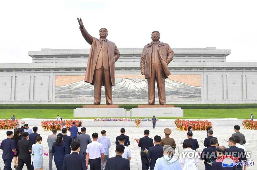Người dân tưởng niệm các cố lãnh tụ Triều Tiên trong ngày Quốc khánh 9/9. Ảnh: Yonhap