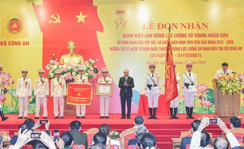 Thủ tướng trao danh hiệu Anh hùng Lực lượng vũ trang nhân dân cho lực lượng An ninh điều tra, Bộ Công an - Ảnh: VGP/Quang Hiếu