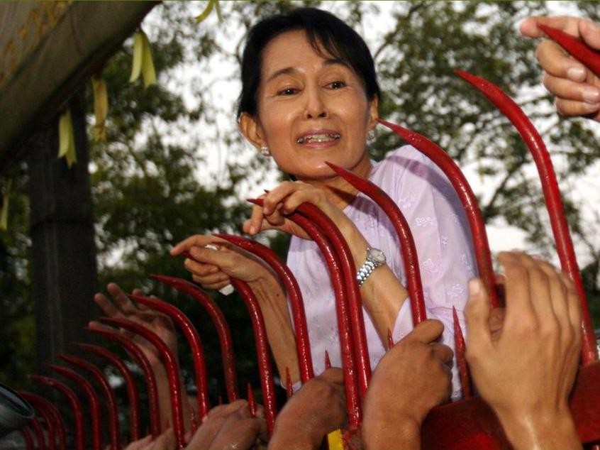 Bà Aung San Suu Kyi - người từng bị quản thúc tại gia suốt nhiều năm - chào những người ủng hộ hồi năm 2010. Ảnh: EPA